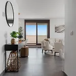 Vivi Homes - Casa Skye Pool, Terrace & Sea View アパート エステポナ