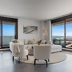 Vivi Homes - Casa Skye Pool, Terrace & Sea View エステポナ