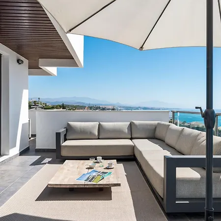 Vivi Homes - Casa Skye Pool, Terrace & Sea View エステポナ