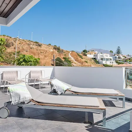 Vivi Homes - Casa Skye Pool, Terrace & Sea View * エステポナ