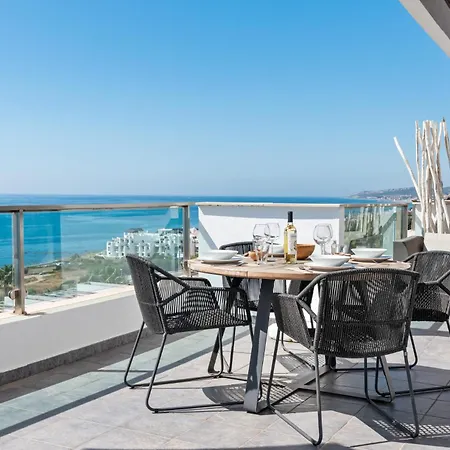 Vivi Homes - Casa Skye Pool, Terrace & Sea View アパート エステポナ